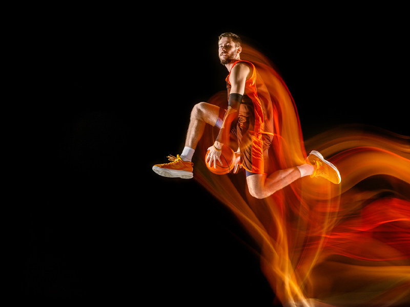 生意联盟！饶舌歌手Lil在场边看到特雷-杨被交易时还在运球